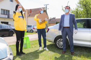 Akcija kompanije "Mozzart" vezana za podelu paketa pomoći najstarijim sugrađanima