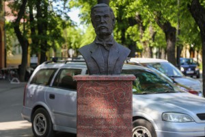 Polaganje venaca ispred Crvenog krsta