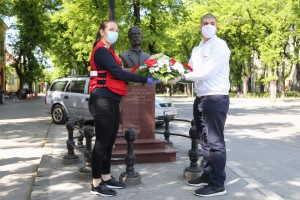 Polaganje venaca ispred Crvenog krsta