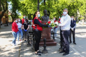 Polaganje venaca ispred Crvenog krsta