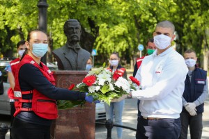 Polaganje venaca ispred Crvenog krsta