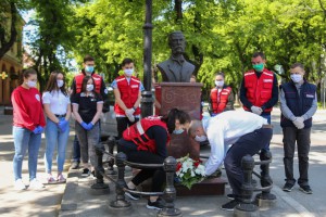 Polaganje venaca ispred Crvenog krsta