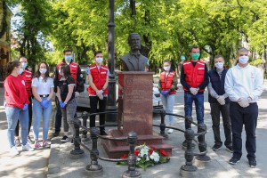 Polaganje venaca ispred Crvenog krsta