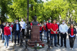 Polaganje venaca ispred Crvenog krsta