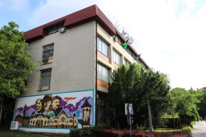 Mural u čast Jakaba, Komora i Rajhla