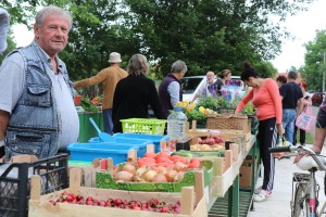 Obilazak uređene pijace u selu