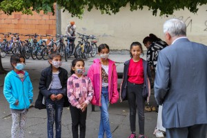 Dodela udžbenika za decu iz romske zajednice