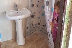 U poseti porodici Godar kojoj su humani sugrađani napravili kupatilo