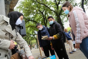 Akcija "Ponesi svoju knjigu u šetnju" u čast godišnjice smrti Danila Kiša