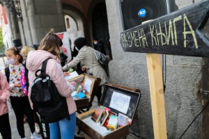 Akcija "Ponesi svoju knjigu u šetnju" u čast godišnjice smrti Danila Kiša