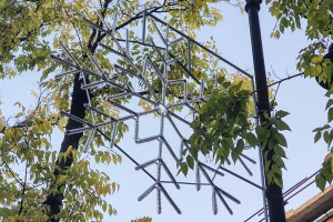 Postavljanje novogodišnje svetlosne dekoracije