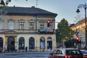 Postavljanje novogodišnje svetlosne dekoracije