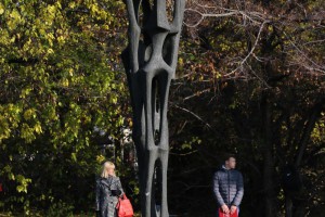 Polaganje venaca na spomenik "Balada vešanih"