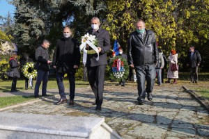 Polaganje venaca na spomenik "Balada vešanih"