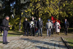 Polaganje venaca na spomenik "Balada vešanih"