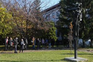Polaganje venaca na spomenik "Balada vešanih"