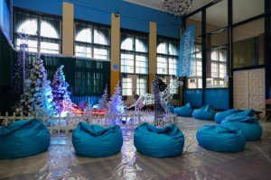 Sređivanje scenografije za tradicionalni program druženja sa Deda Mrazom