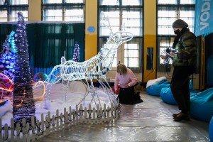 Sređivanje scenografije za tradicionalni program druženja sa Deda Mrazom