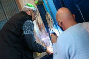 Sređivanje scenografije za tradicionalni program druženja sa Deda Mrazom