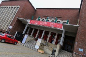 Sređivanje scenografije za tradicionalni program druženja sa Deda Mrazom