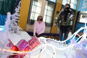 Sređivanje scenografije za tradicionalni program druženja sa Deda Mrazom
