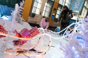 Sređivanje scenografije za tradicionalni program druženja sa Deda Mrazom