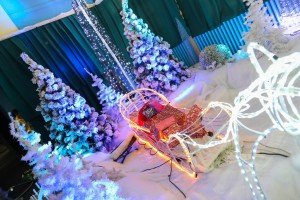 Sređivanje scenografije za tradicionalni program druženja sa Deda Mrazom