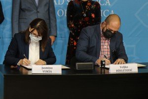 Potpisivanje ugovora o preuzimanju Apoteka Subotice