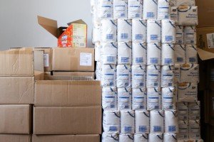 Priprema prehrambenih paketa u akciji "Obrok za porodicu"