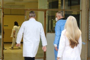 Obilazak žene povređene u napadu čopora pasa lutalica