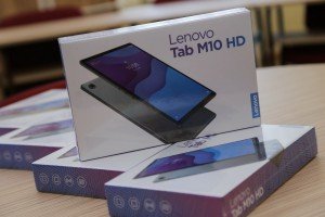 Uručenje tableta učenicima za praćenje onlajn nastave