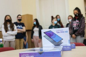 Uručenje tableta učenicima za praćenje onlajn nastave