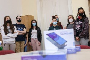 Uručenje tableta učenicima za praćenje onlajn nastave