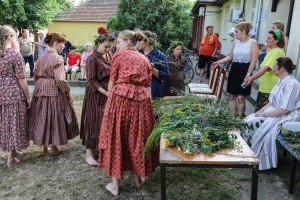 Preskakanje vatre u sklopu obeležavanja Dana Dužijance