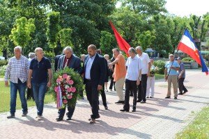 Dan borca - polaganja venaca na Spomenik žrtvama fašizma