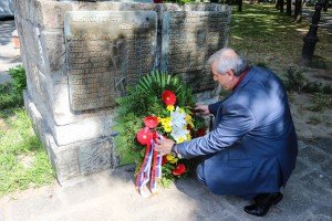 Dan borca - polaganja venaca na Spomenik "Njihovoj vernosti"