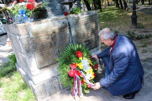 Dan borca - polaganja venaca na Spomenik "Njihovoj vernosti"