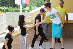 Donacija "Kolevki" dnevnih potrepština i garderobe