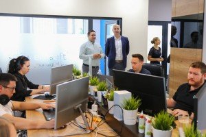 Pokrajinski sekretar Ivanišević u poseti preduzeću Erdsoft