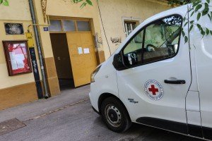 Podela kuvanih obroka u okviru programa Narodne kuhinje Crvenog krsta