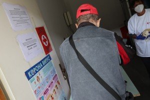 Podela kuvanih obroka u okviru programa Narodne kuhinje Crvenog krsta