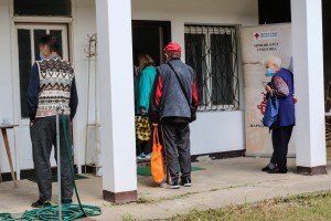 Podela kuvanih obroka u okviru programa Narodne kuhinje Crvenog krsta