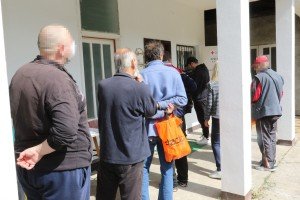 Podela kuvanih obroka u okviru programa Narodne kuhinje Crvenog krsta