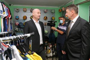 Pokrajinski sekretar Ivanišević u poseti firmi "Unit sport"