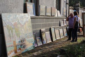 Slikar Josip Cvijin upriličio prodajnu izložbu ispred kuće