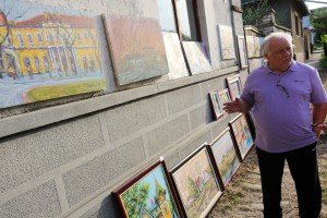 Slikar Josip Cvijin upriličio prodajnu izložbu ispred kuće