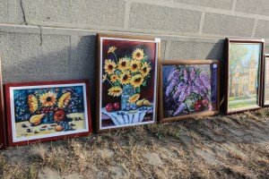 Slikar Josip Cvijin upriličio prodajnu izložbu ispred kuće