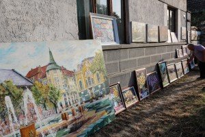 Slikar Josip Cvijin upriličio prodajnu izložbu ispred kuće