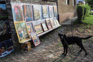 Slikar Josip Cvijin upriličio prodajnu izložbu ispred kuće