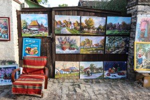 Slikar Josip Cvijin upriličio prodajnu izložbu ispred kuće